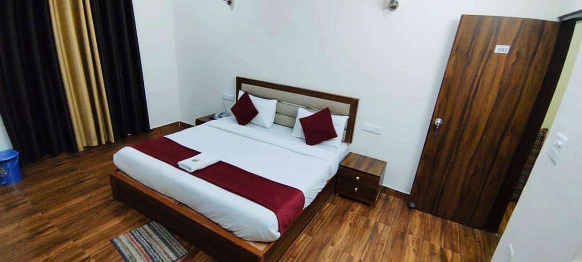 Luxury Rooms In Safdarjung Enclave Near Aiims & Safdarjung Hospital 뉴델리 외부 사진