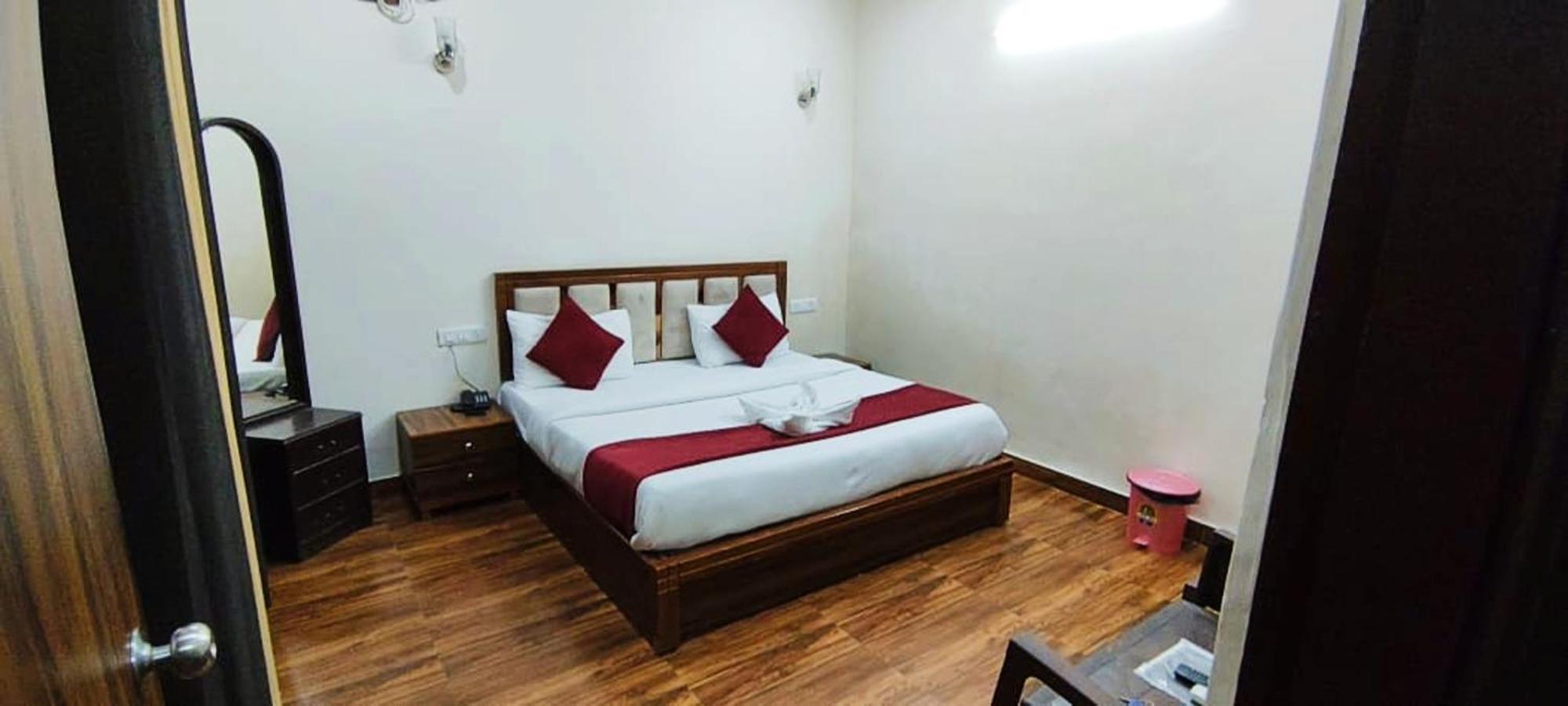 Luxury Rooms In Safdarjung Enclave Near Aiims & Safdarjung Hospital 뉴델리 외부 사진