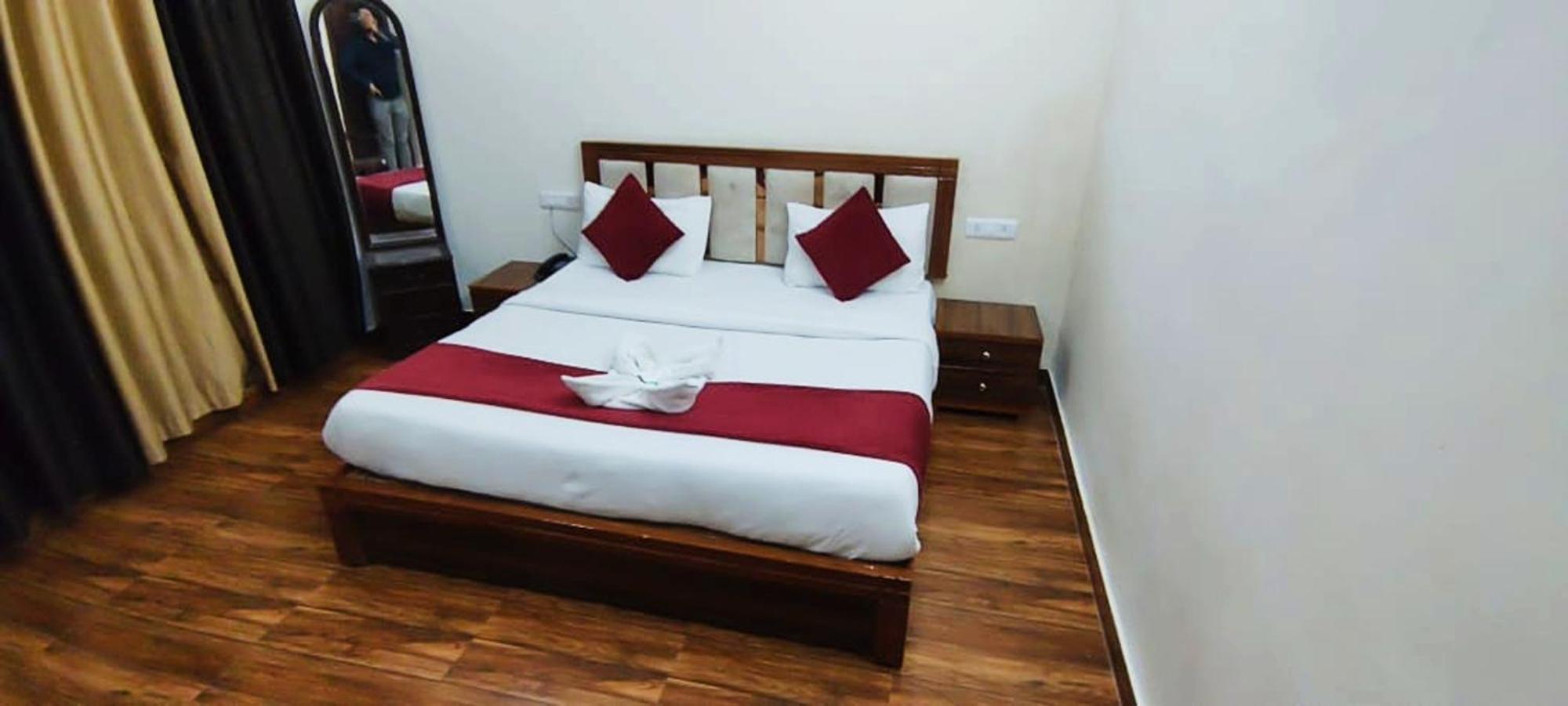 Luxury Rooms In Safdarjung Enclave Near Aiims & Safdarjung Hospital 뉴델리 외부 사진