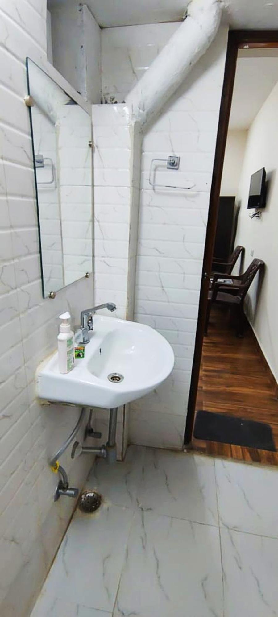 Luxury Rooms In Safdarjung Enclave Near Aiims & Safdarjung Hospital 뉴델리 외부 사진